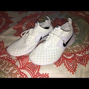 White Nike Free RN 7.5